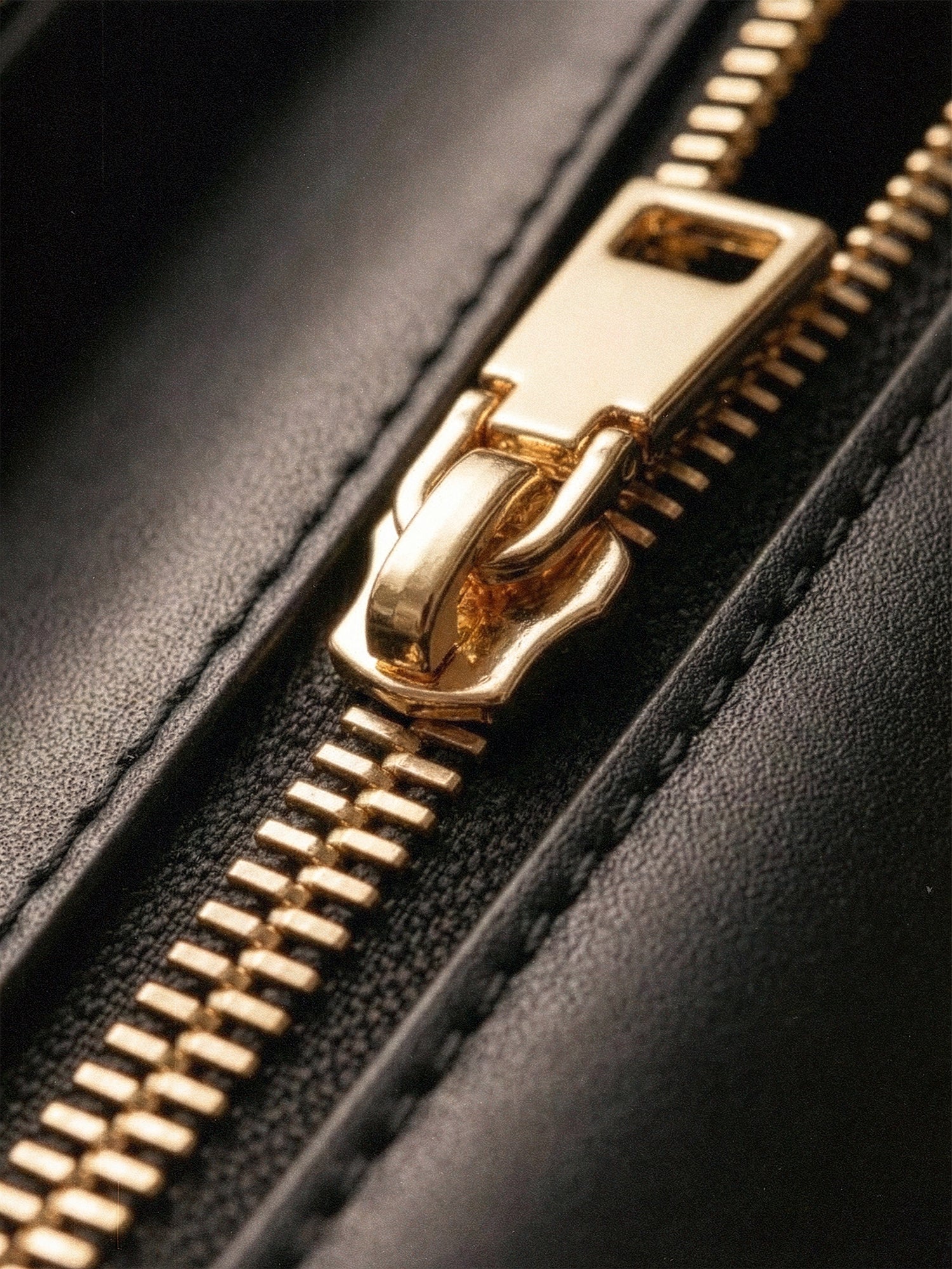 "Dopeya" Leather Handbag - Image 8