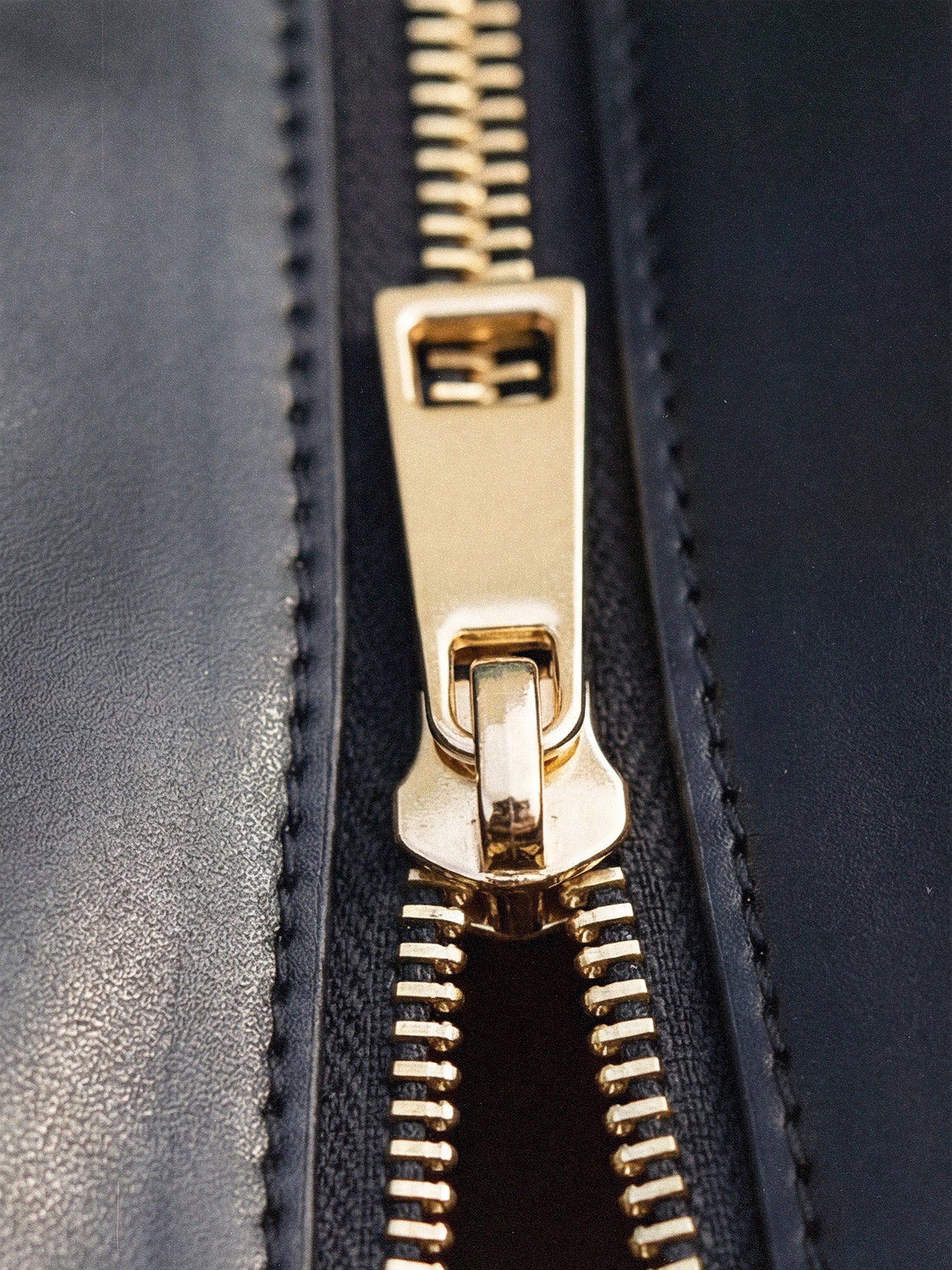 "Fahari" Monochrome Leather Handbag - Image 8