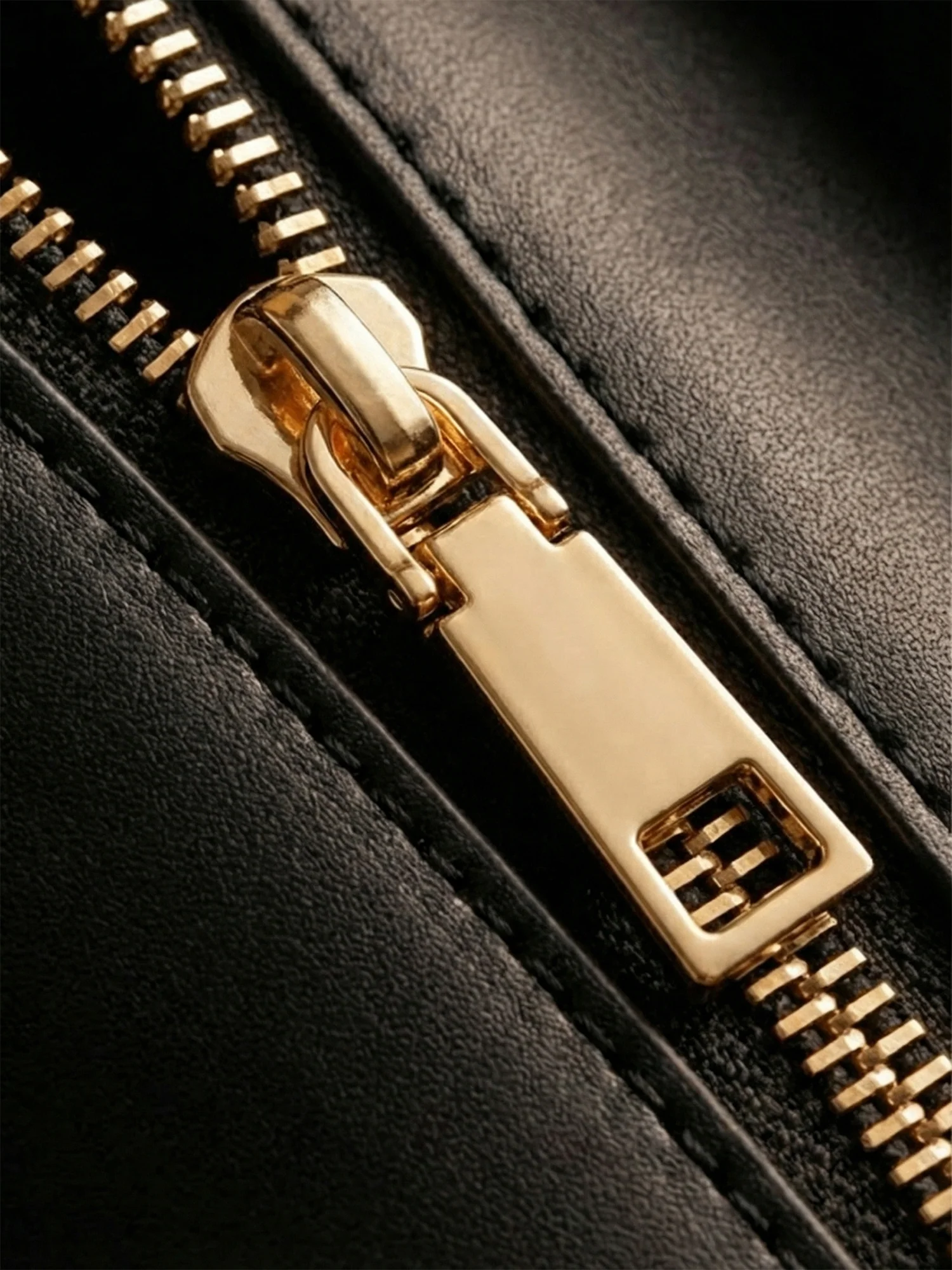 "Mamoya" Leather Handbag - Image 8