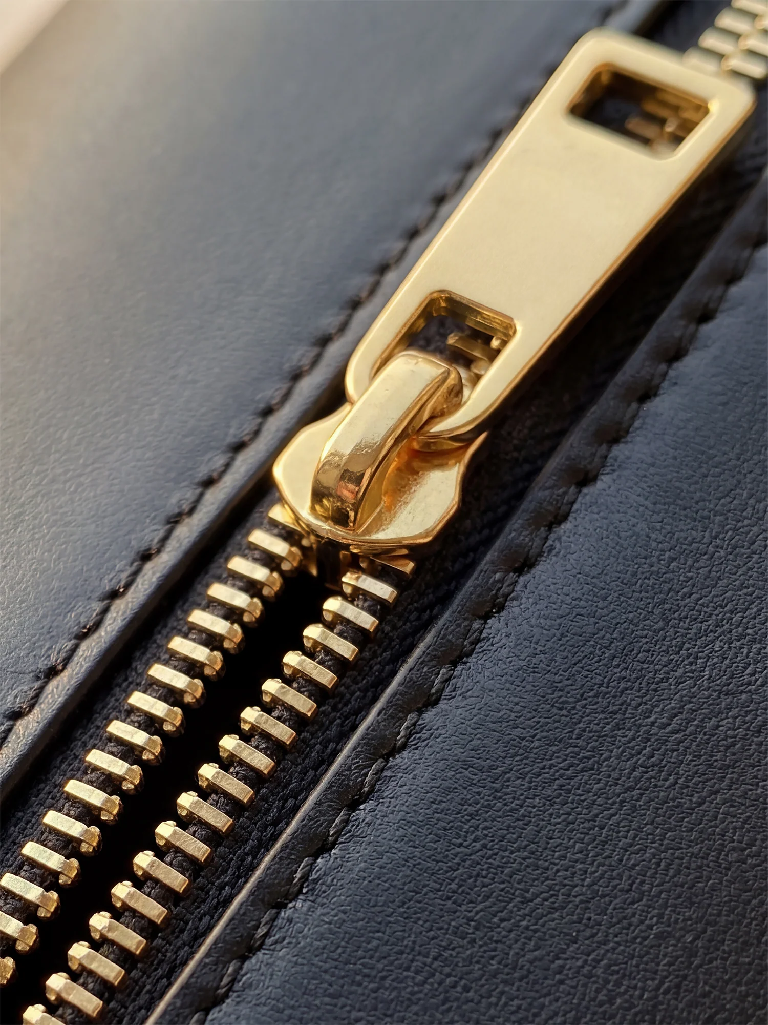 "Sunaya" Leather Handbag - Image 8